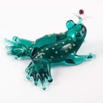 Зеленая лягушка с цветком Рептилии