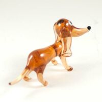 Собака Такса коричневая высотой 4 см