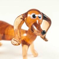 Собака Такса коричневая высотой 4 см