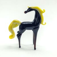 Лошадь черная с желтой гривой Животные