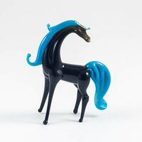 Лошадь черная с синей гривой Животные