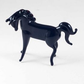 Конь черный Животные